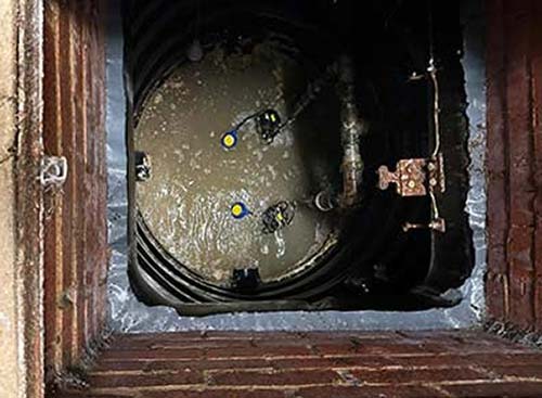 Grease free pump chamber